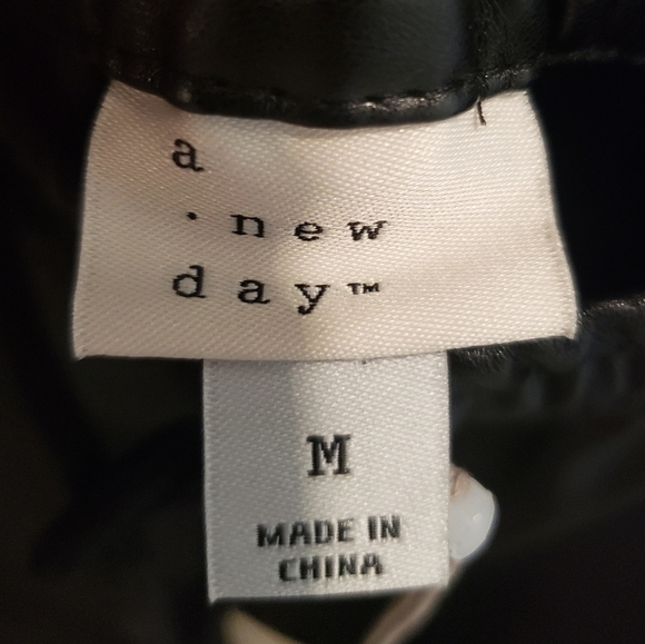 A New Day Vegan Black Leather Joggers Pants Size Medium Stretch Brand New - Picture 14 of 15